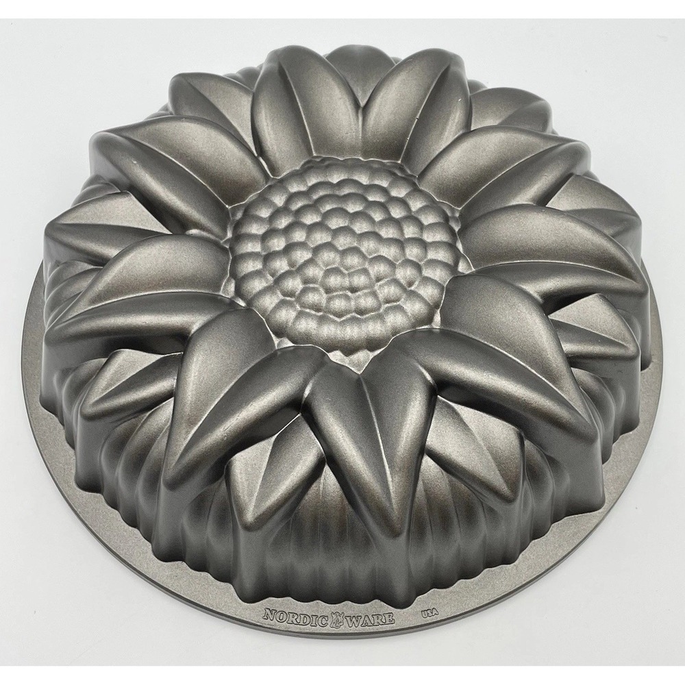 Nordic Ware Sunflower Bundt Cake Pan 10 Cup Cast Aluminum Nonstick USA 10-5/8"